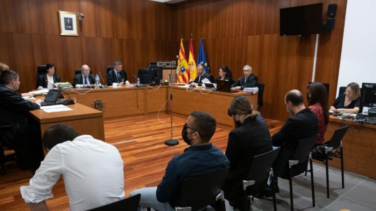 Una «emboscada» a un militar en Zaragoza les cuesta la cárcel y 187.000 € a cuatro radicales.