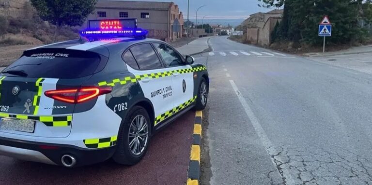 Buscan a un conductor fugado tras arrastrar a un guardia civil 400 metros en un municipio de Zaragoza