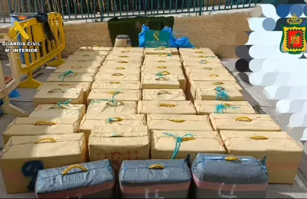 Detenidas siete personas tras interceptarse una narcolancha con 1.700 kilos de hachís en la costa de Tenerife
