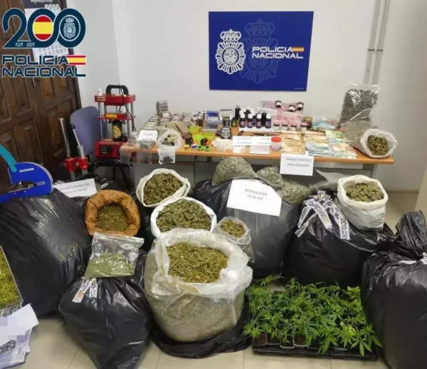 Detenidas tres personas por vender drogas en un club de cannabis clandestino