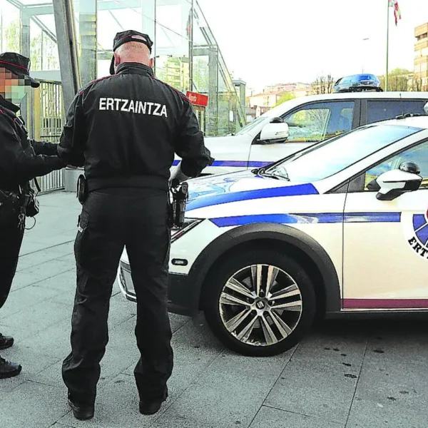 Una mujer detenida por intentar asesinar a su pareja.